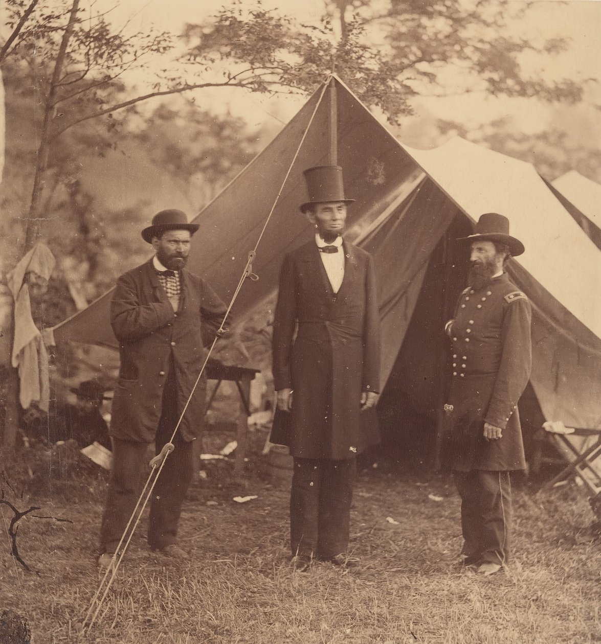 [President Abraham Lincoln, generalmajor John A. McClernand till höger och E. J...., 3 oktober 1862. av Alexander Gardner