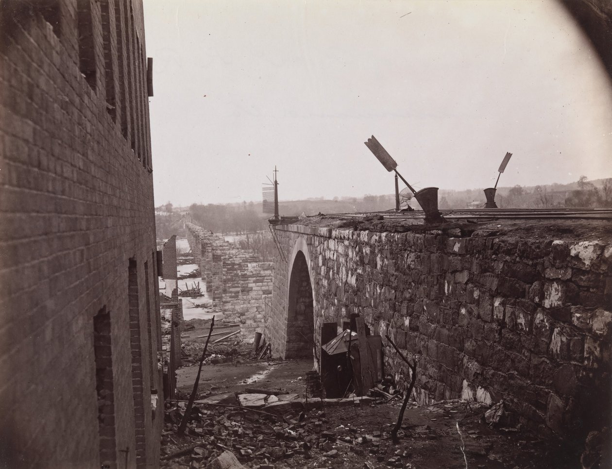 Ruinerna av Richmond & Petersburg Railroad Bridge, Richmond, Virginia, ca. 1865. av Alexander Gardner