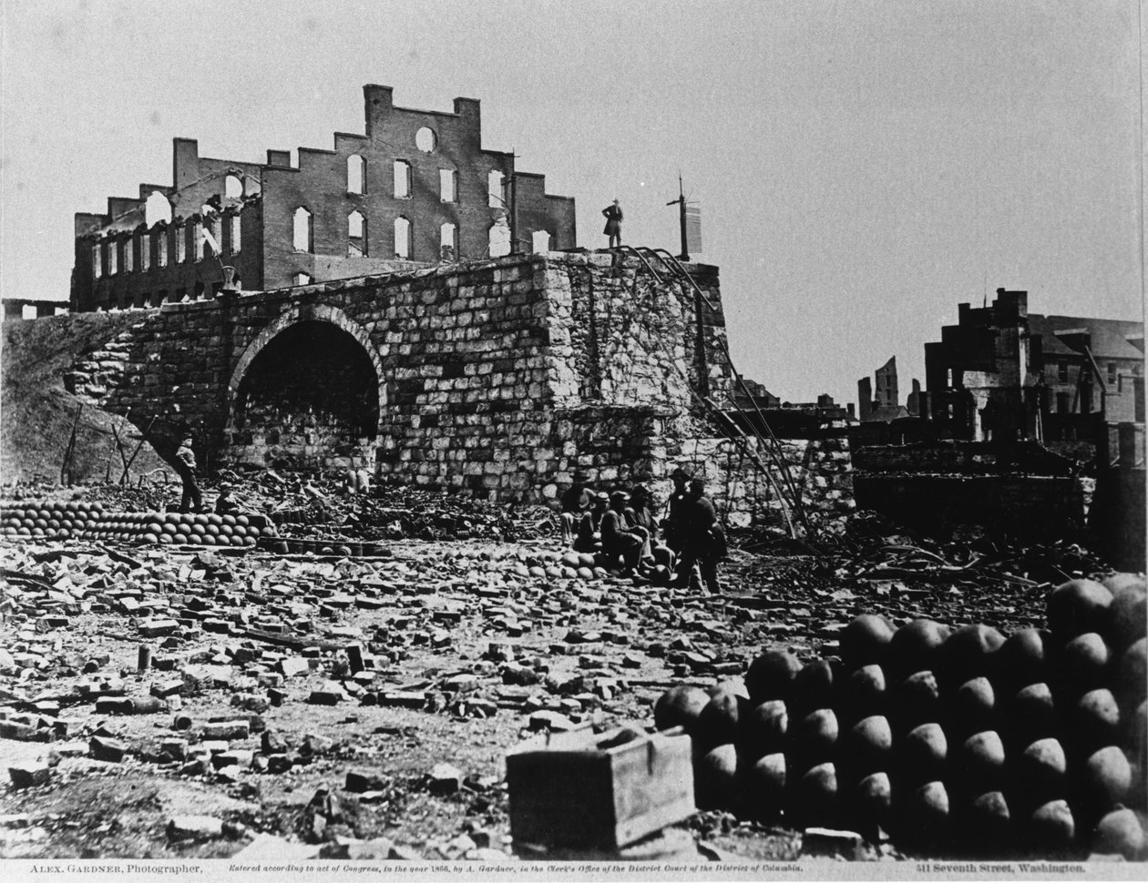 Ruins of an Arsenal, Richmond, Virginia, april 1863 (albumintryck från kollodiumnegativ) av Alexander Gardner