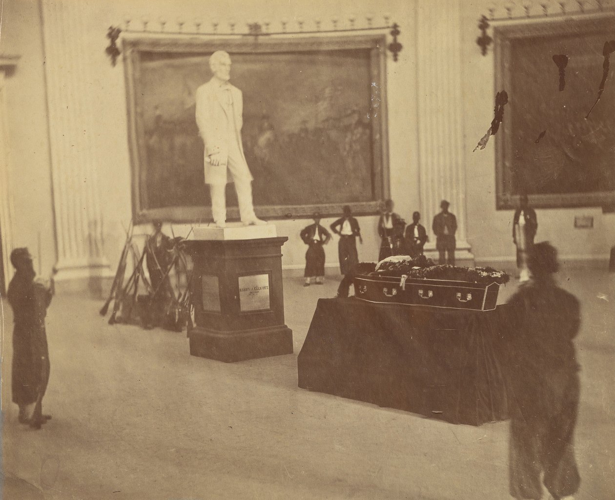 [Thaddeus Stevens ligger i staten i rotundan på Capitolium i Washington], 1867. av Alexander Gardner