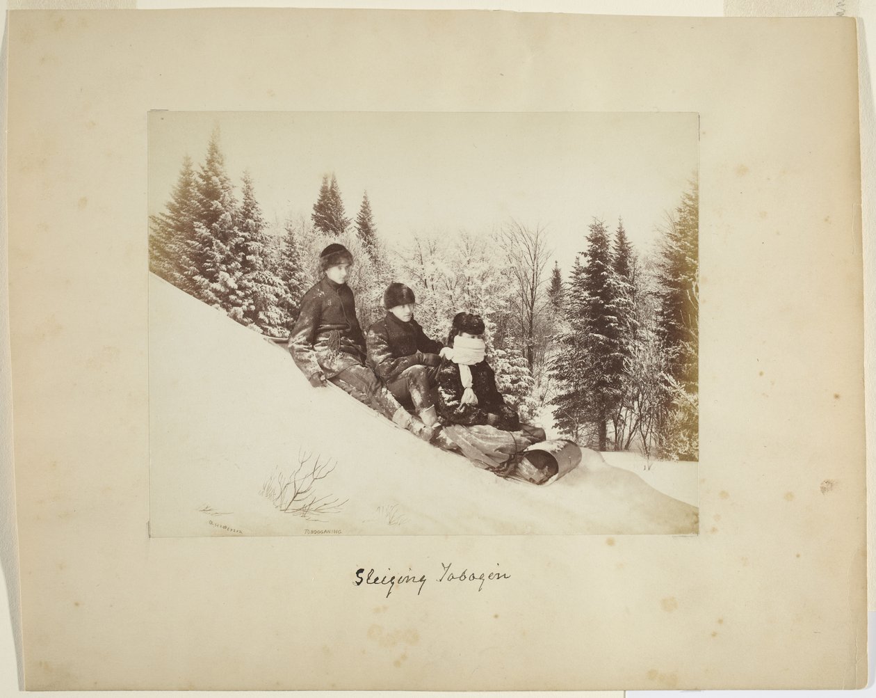 Kälkeåkning, ca 1873 (albumintryck (komposit)) av Alexander Henderson