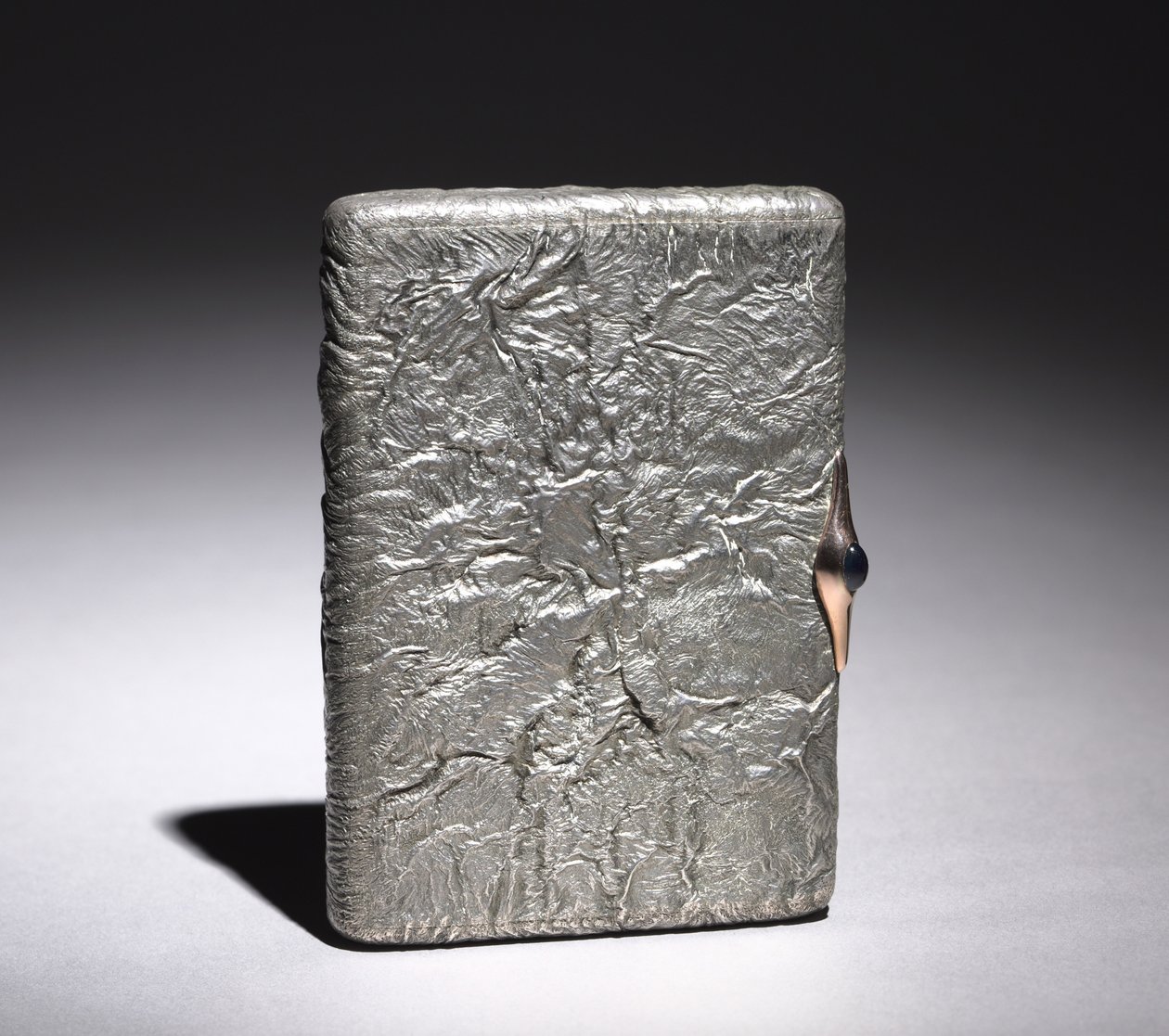 Cigarettlåda, efter 1896 (silver, cabochon safir monterad i guld) av Alexander Karpov