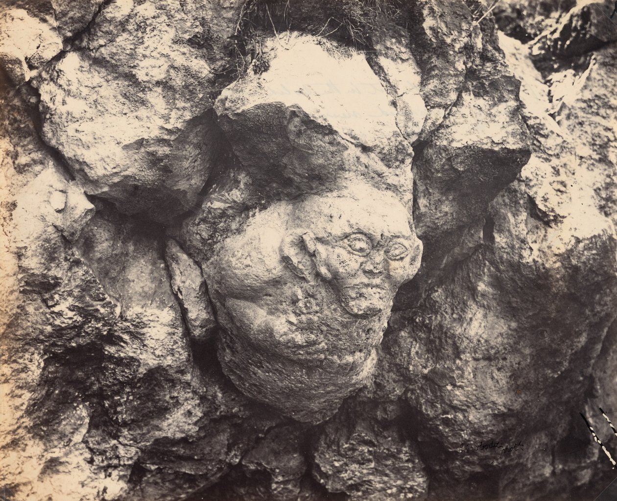 Gigantiskt huvud uthugget i klippan, nyligen upptäckt nära Smyrna vid ingången till en grotta,1866 (foto) av Alexander Sandor Svoboda