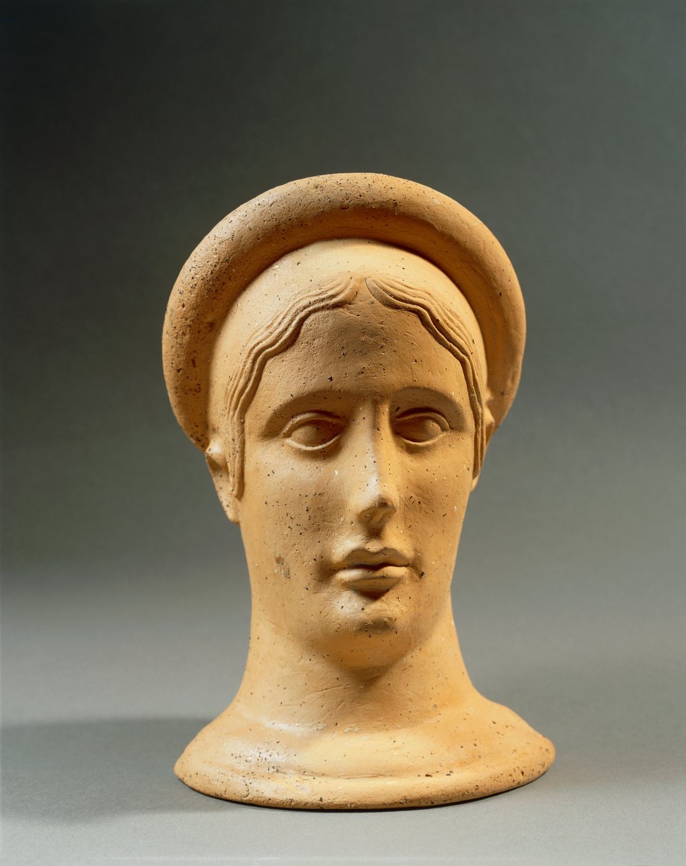 Närbild av ett feminint votivhuvud i brons med en keps, kursiv civilisation, 4:e-3:e århundradet f.Kr. av Nicolas Toussaint Charlet