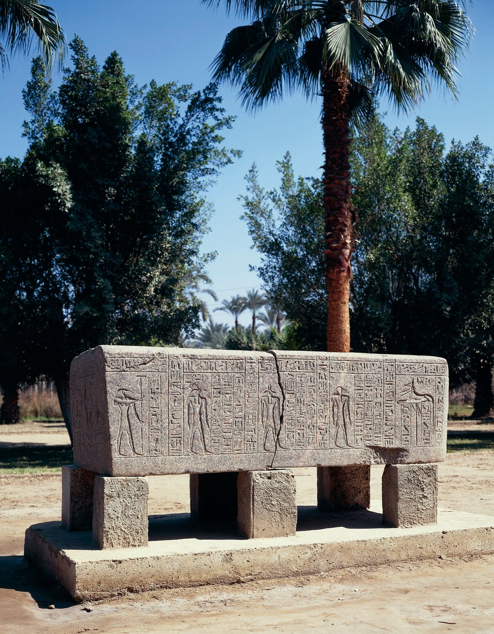 Egypten, Kairo, antika Memphis, graverad sarkofag av Nicolas Toussaint Charlet