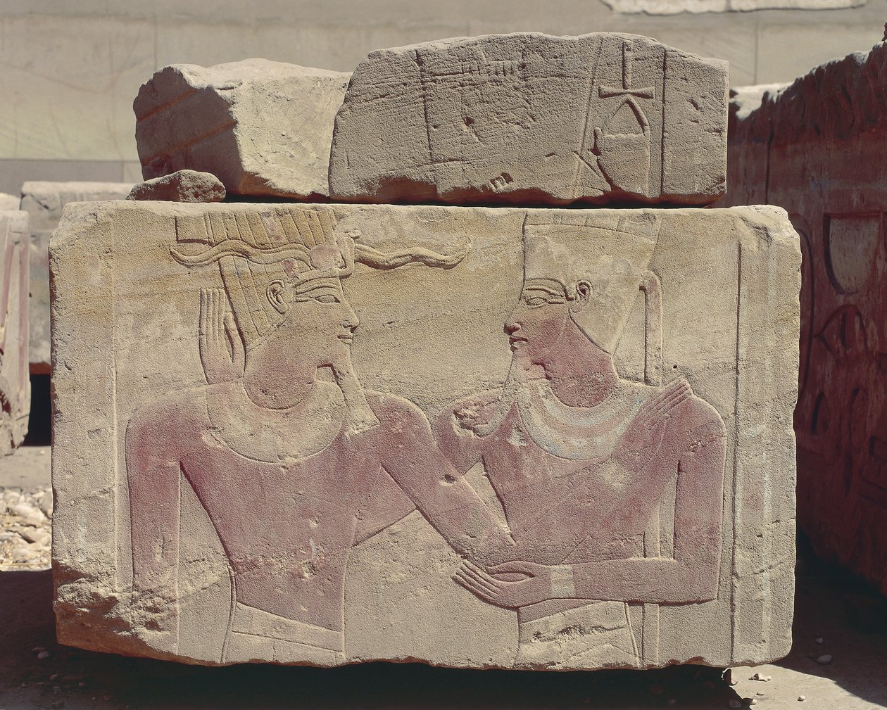 Egypten, Karnak, målade relief av Hatshepsut som farao och gud Amon av Nicolas Toussaint Charlet