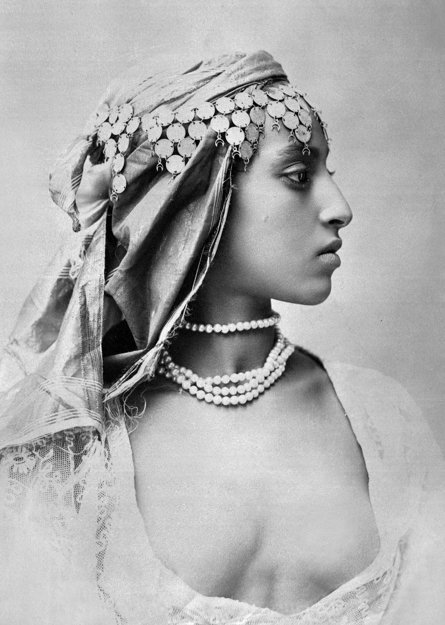 Ung algerisk kvinna, ca 1890-1900 (svartvitt foto) av Alexandre Leroux