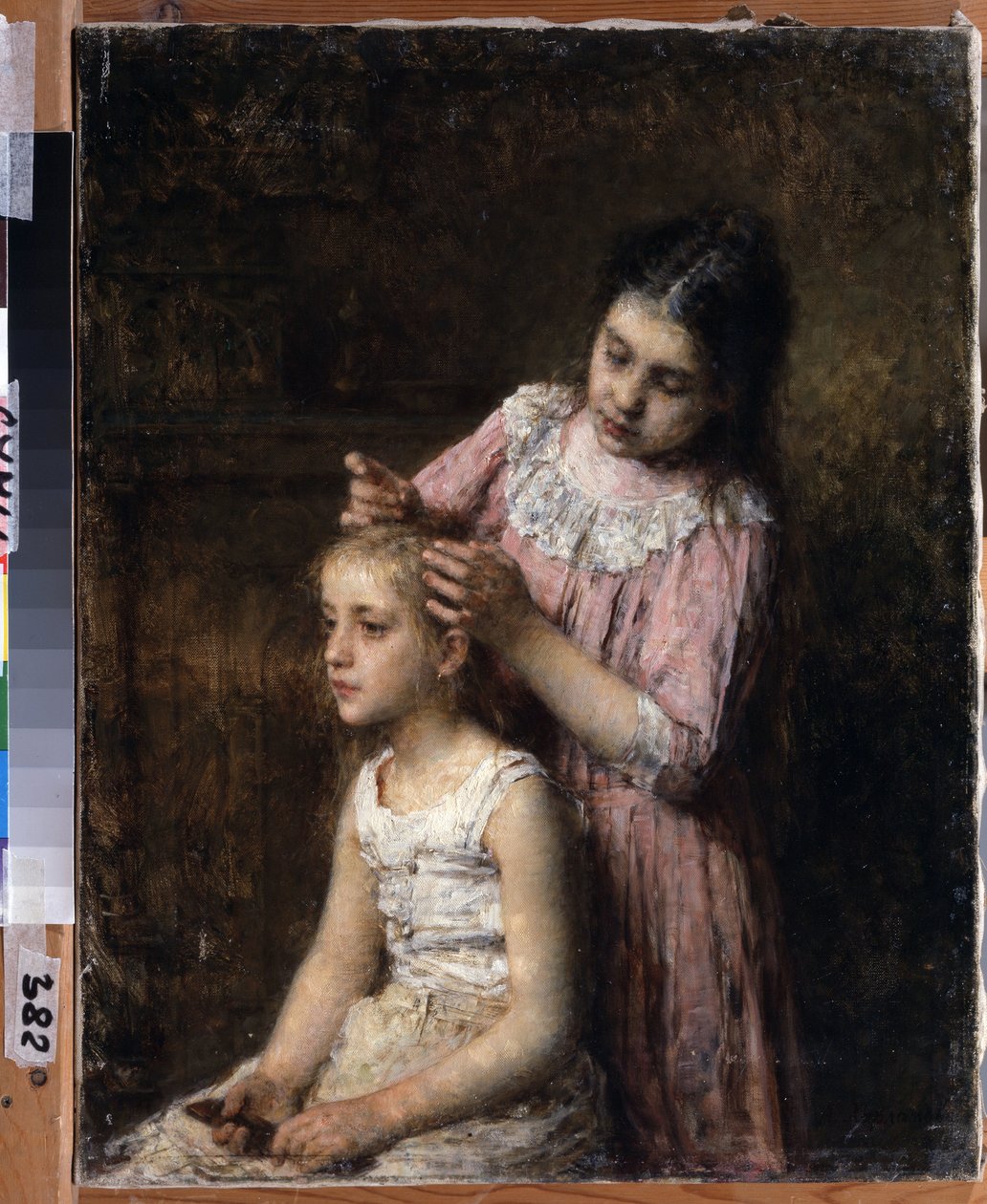 Två systrar (Två systrar). Den äldsta försöker göra den yngsta håret. Målning av Alexei Alexeyevich Kharlamov (1840-1922), olja på duk av Alexei Alexeyevich Kharlamov