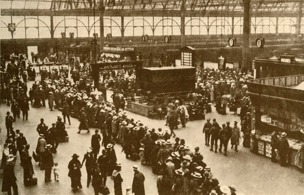 "En kö av semesterfirare som väntar på tåg vid Waterloo Station, London", 1930. av Alfieri
