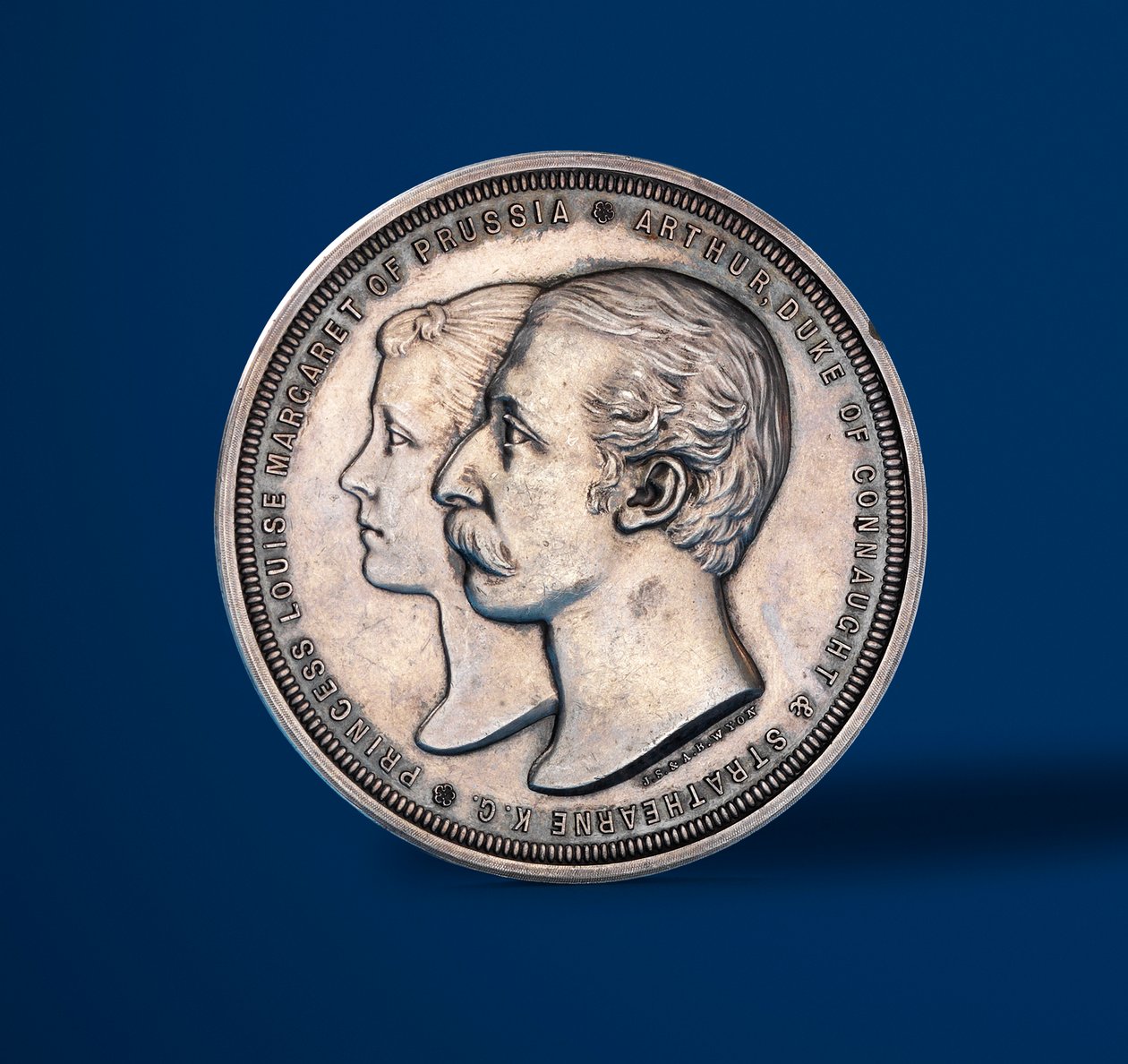 Medalj till minne av bröllopet mellan hertigen av Connaught och prinsessan Louise av Preussen, 1879 (framsida av 419674) av Alfred and Wyon, Joseph Shephard Wyon