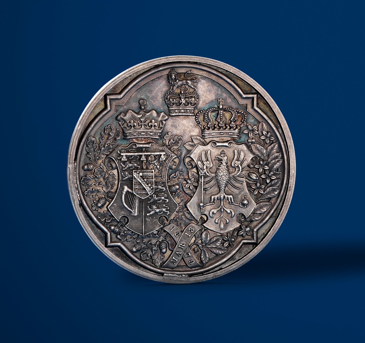 Medalj till minne av bröllopet mellan hertigen av Connaught och prinsessan Louise av Preussen, 1879 (baksidan av 419672) av Alfred and Wyon, Joseph Shephard Wyon
