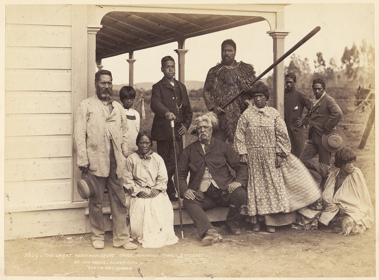 Den store Ngatimaniopoto-hövdingen Wahanaui med familj och vänner i hans hus i Alexandra, 7 juni 1885 (albumtryck) av Alfred Burton