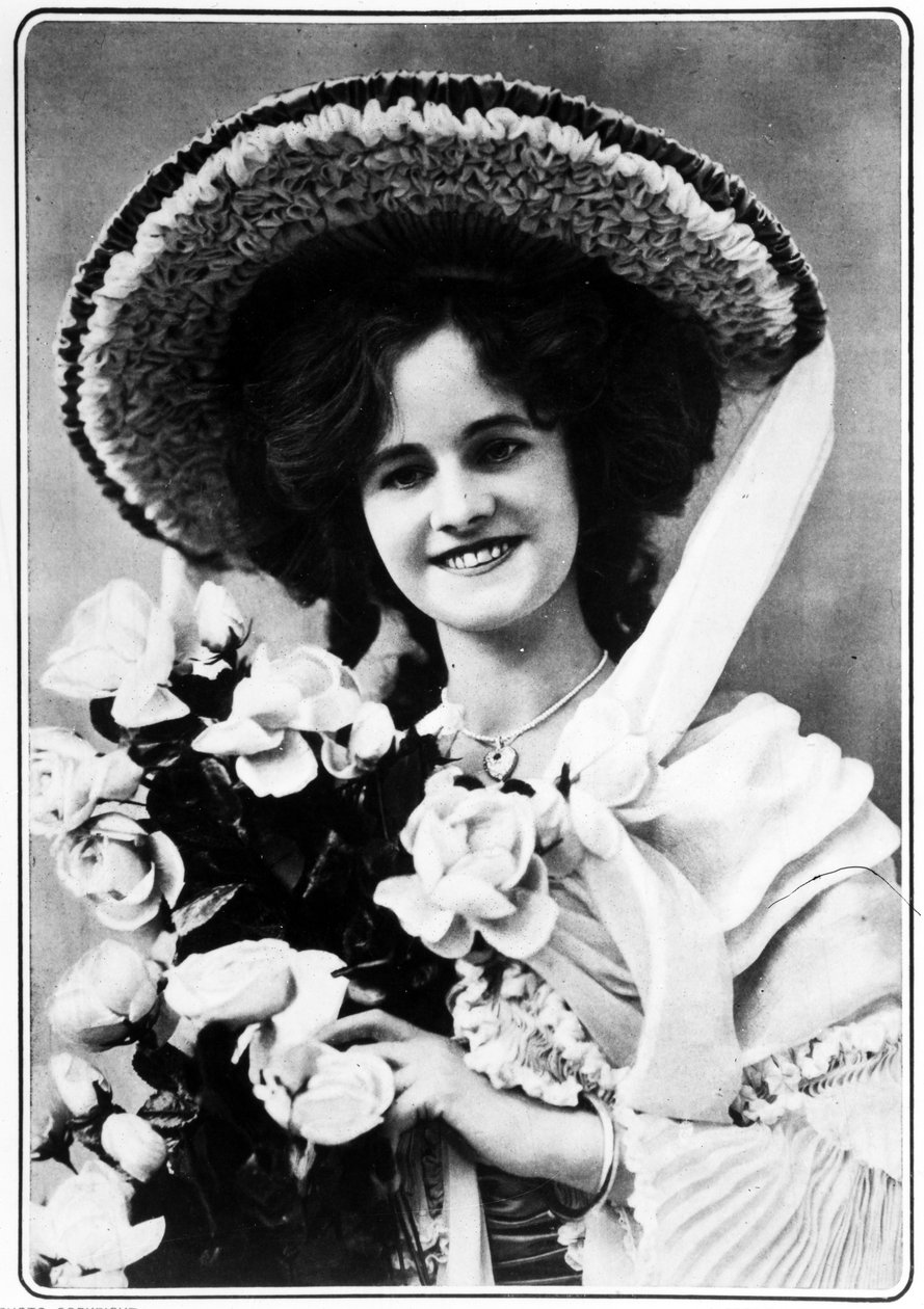 Fröken Gertie Millar, ca 1910 av Alfred Ellis & Walery