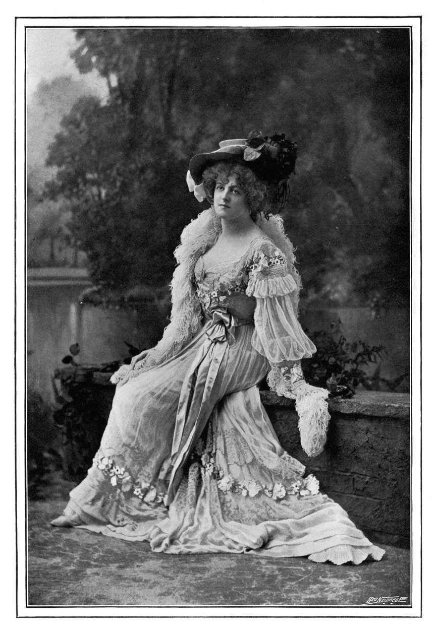 Marie Studholme, engelsk teaterskådespelerska, 1901. av Alfred Ellis and Walery