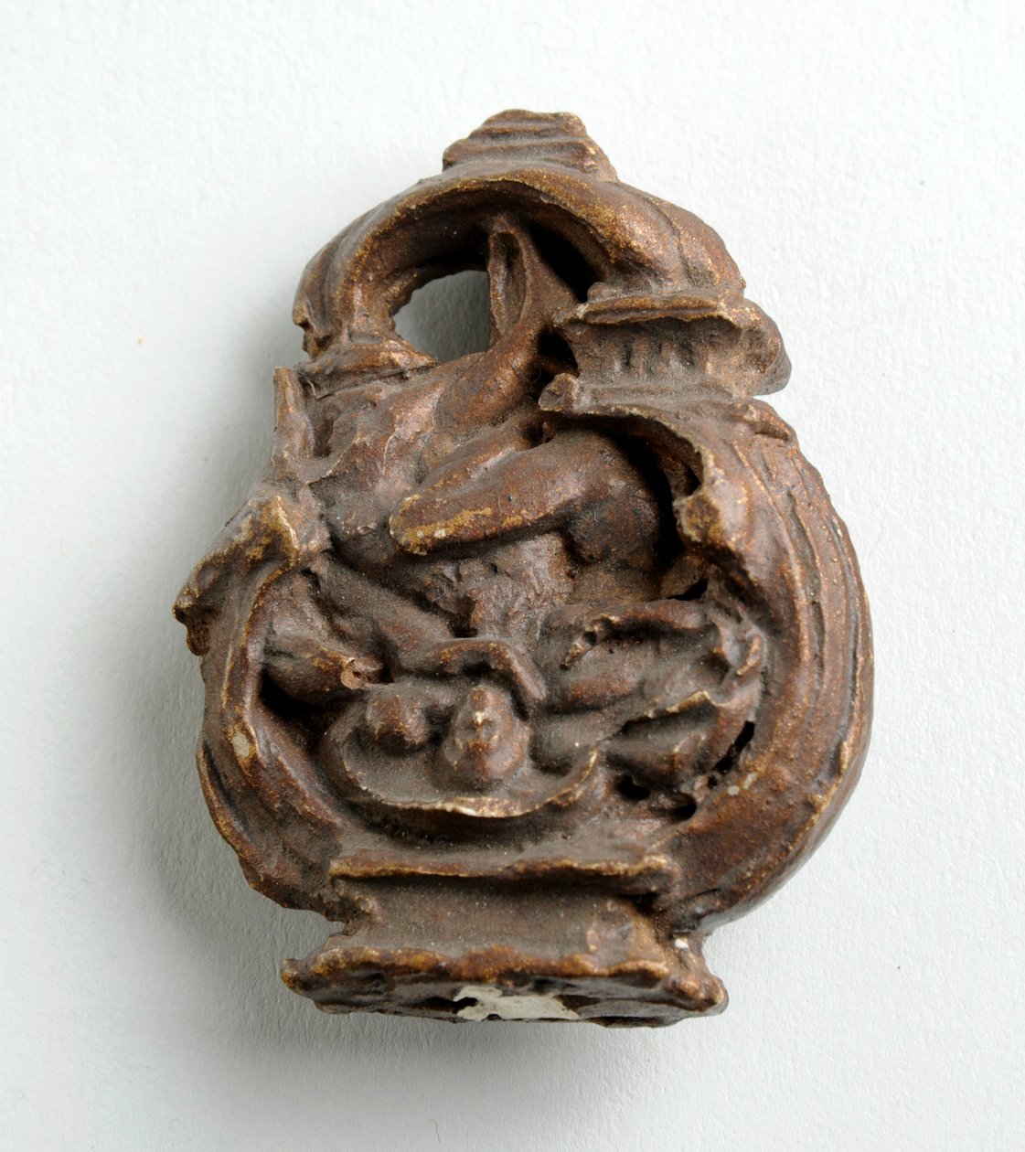 Maquette för en nyckelbåge med en amor som viskar till en sittande flicka: tre skisser för centralgruppen (gips) av Alfred Gilbert