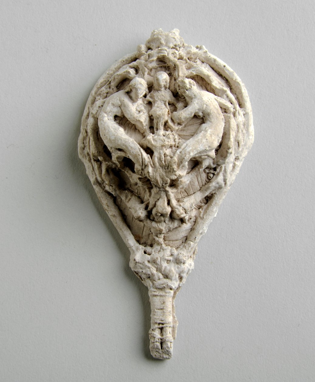 Maquette för ett hänge med två figurer som hänger över en barnfigur (gips) av Alfred Gilbert