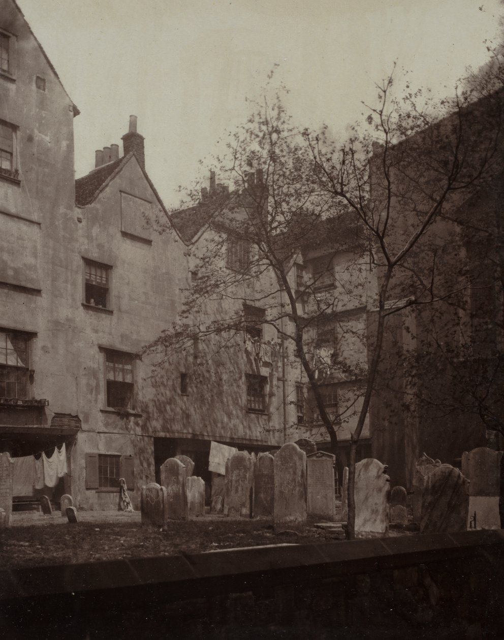 St. Bartholomews: Kyrkogården med utsikt mot Cloth Fair av Alfred H. Bool