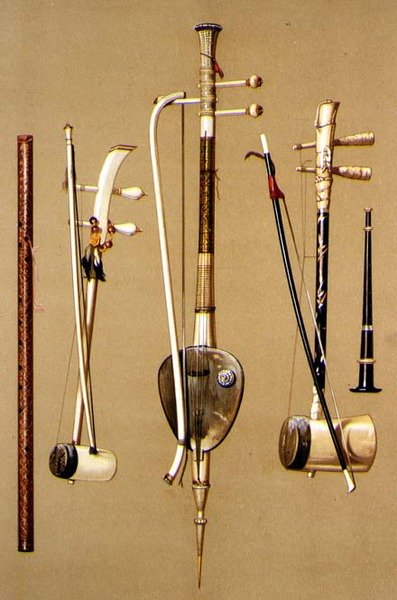 En khlui, tre so sam sai med pilbågar och en pi, thailändska instrument från 