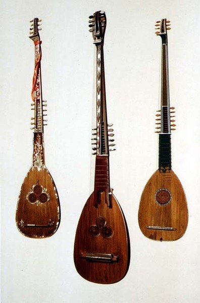Tre chittaroni, två från Venedig ca 1608 och en från Storbritannien ca 1885, från 