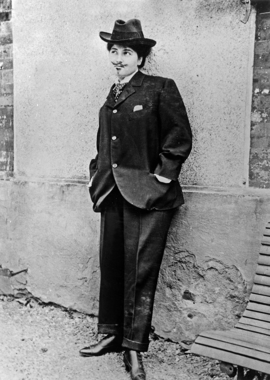 Mission Nathanson (1872-1950) framtida Mission Sert, klädd som en man, ca. 1900, foto Alfred Nathanson av Alfred Natanson
