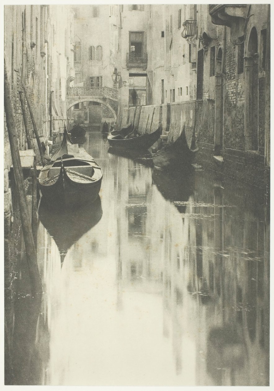 En venetiansk kanal, 1894, tryckt 1897. av Alfred Stieglitz