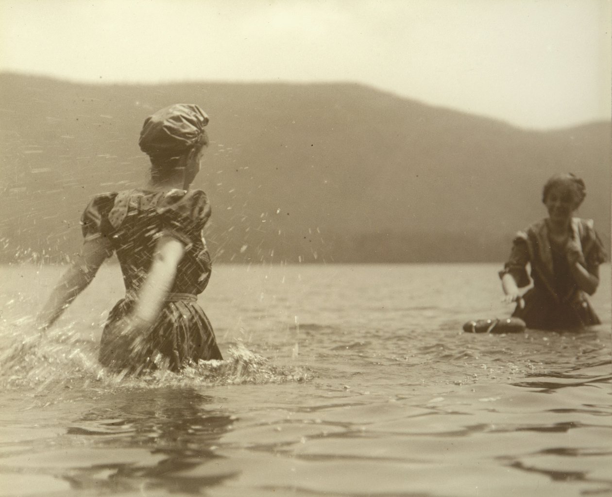 Emmy och Selma, Lake George, 1899. av Alfred Stieglitz