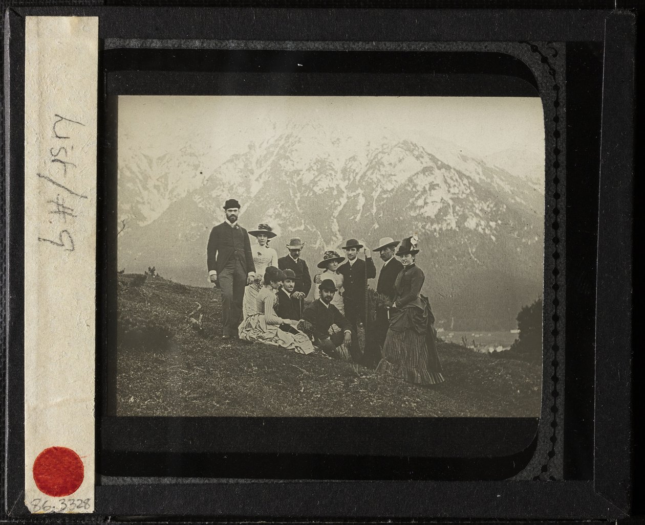Familj och vänner på Mittenwalk, ca. 1884. av Alfred Stieglitz