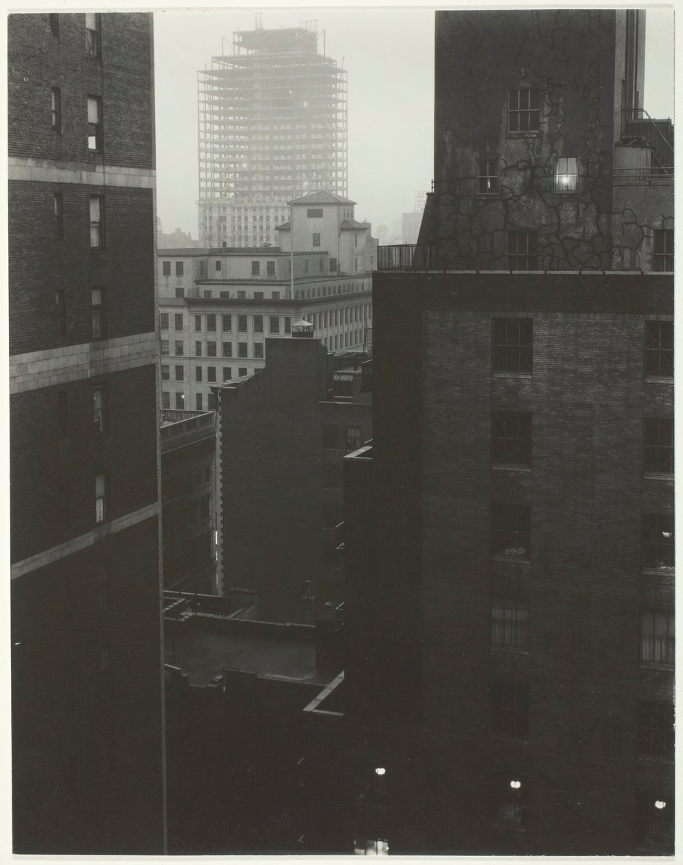 Från mitt fönster på en amerikansk plats, sydväst, 1932. av Alfred Stieglitz