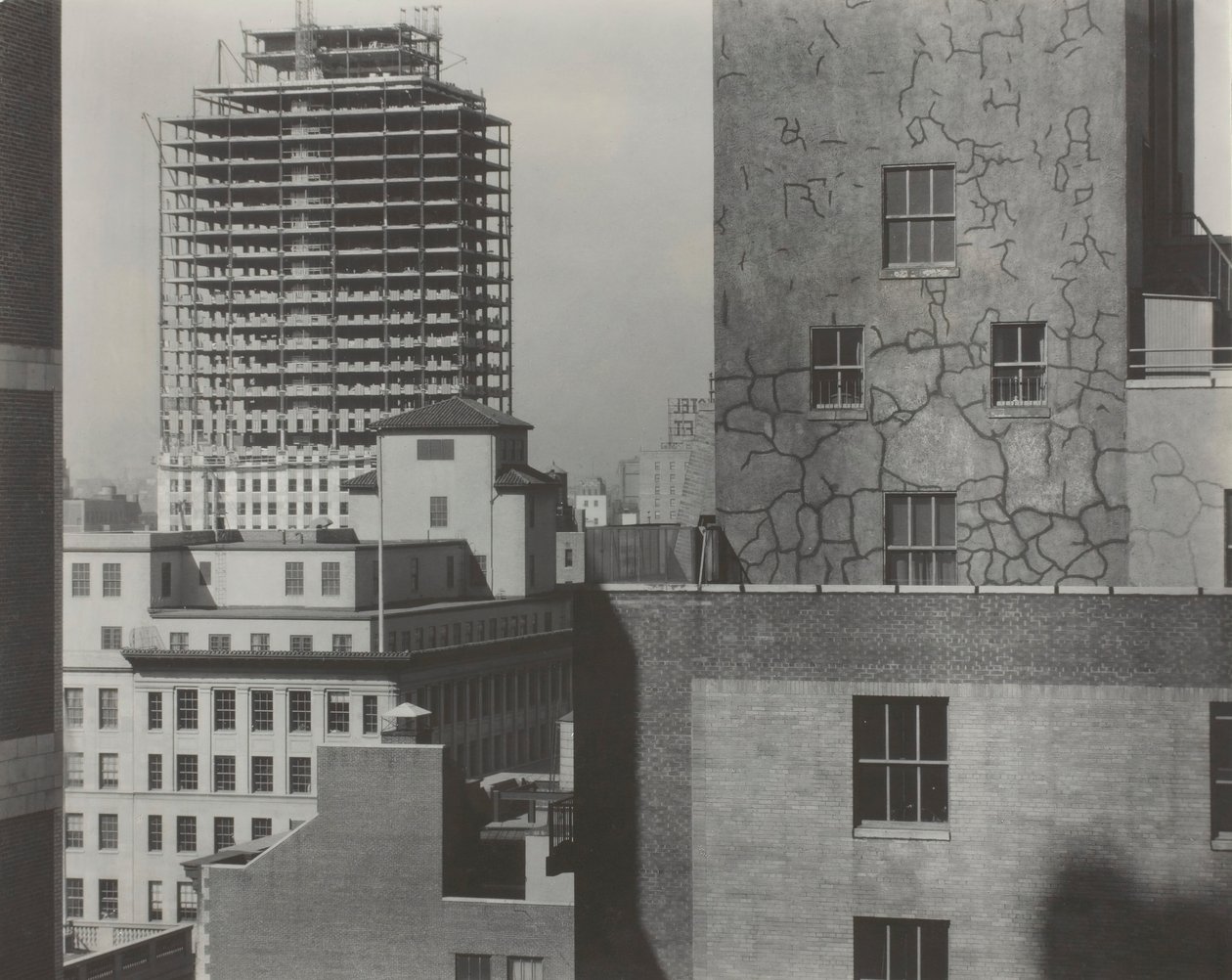Från mitt fönster på en amerikansk plats, sydväst, 1932. av Alfred Stieglitz