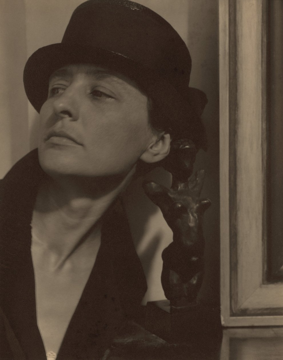 Georgia O’Keeffe med en skulptur av Matisse av Alfred Stieglitz