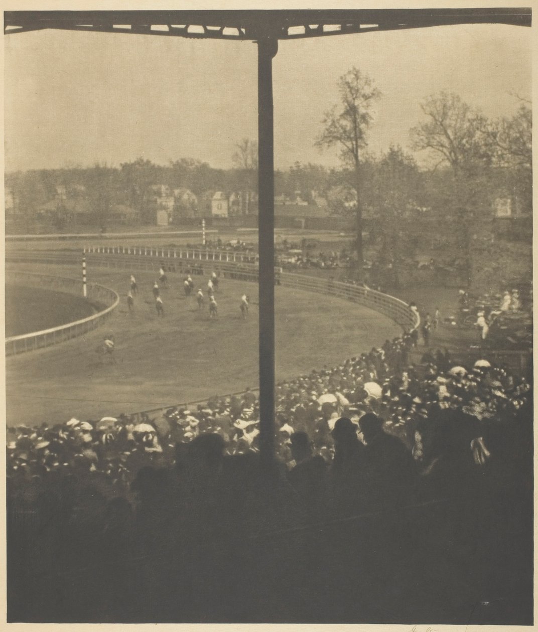 Går till posten, Morris Park, 1904. av Alfred Stieglitz