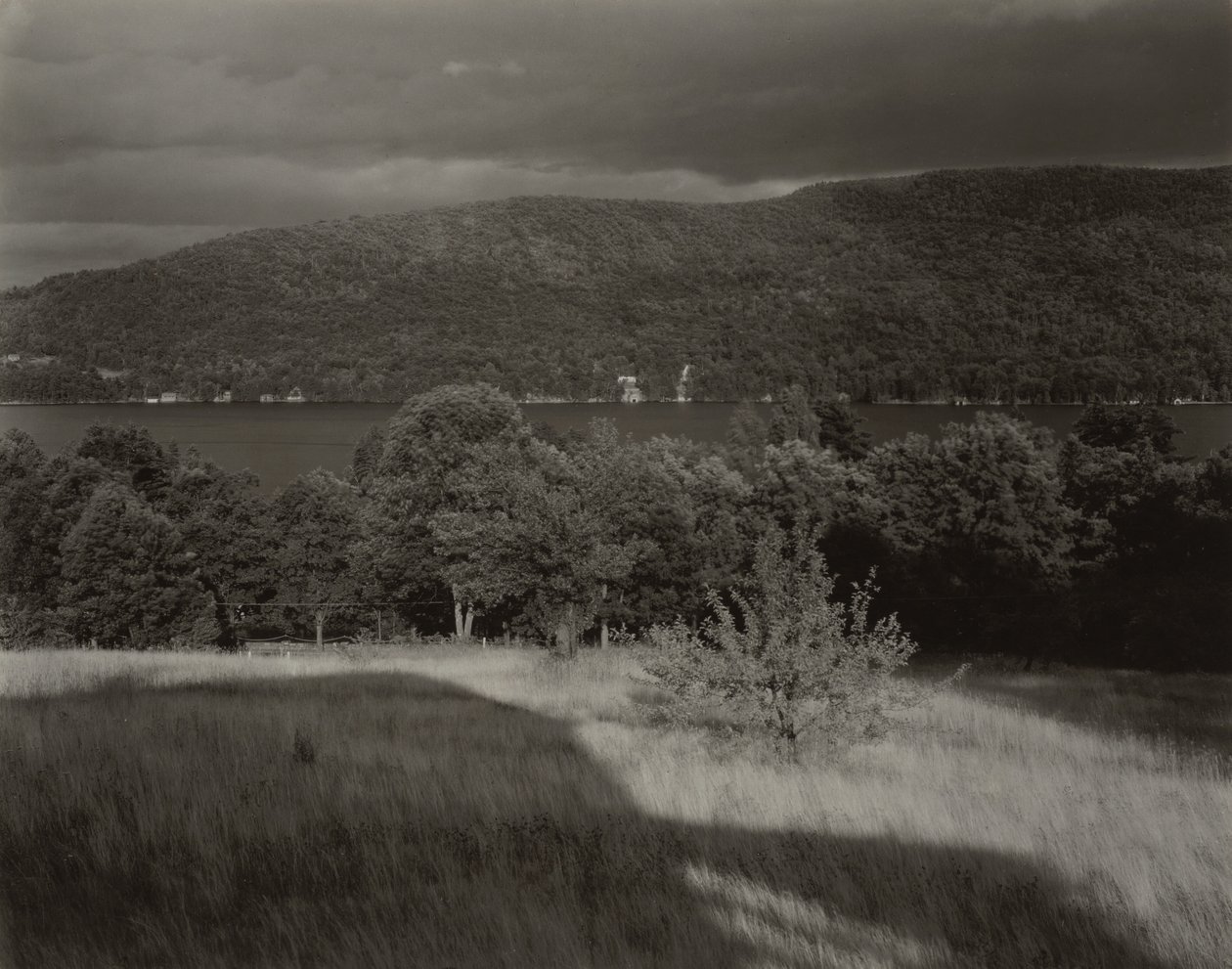 Lake George sett från kullen av Alfred Stieglitz