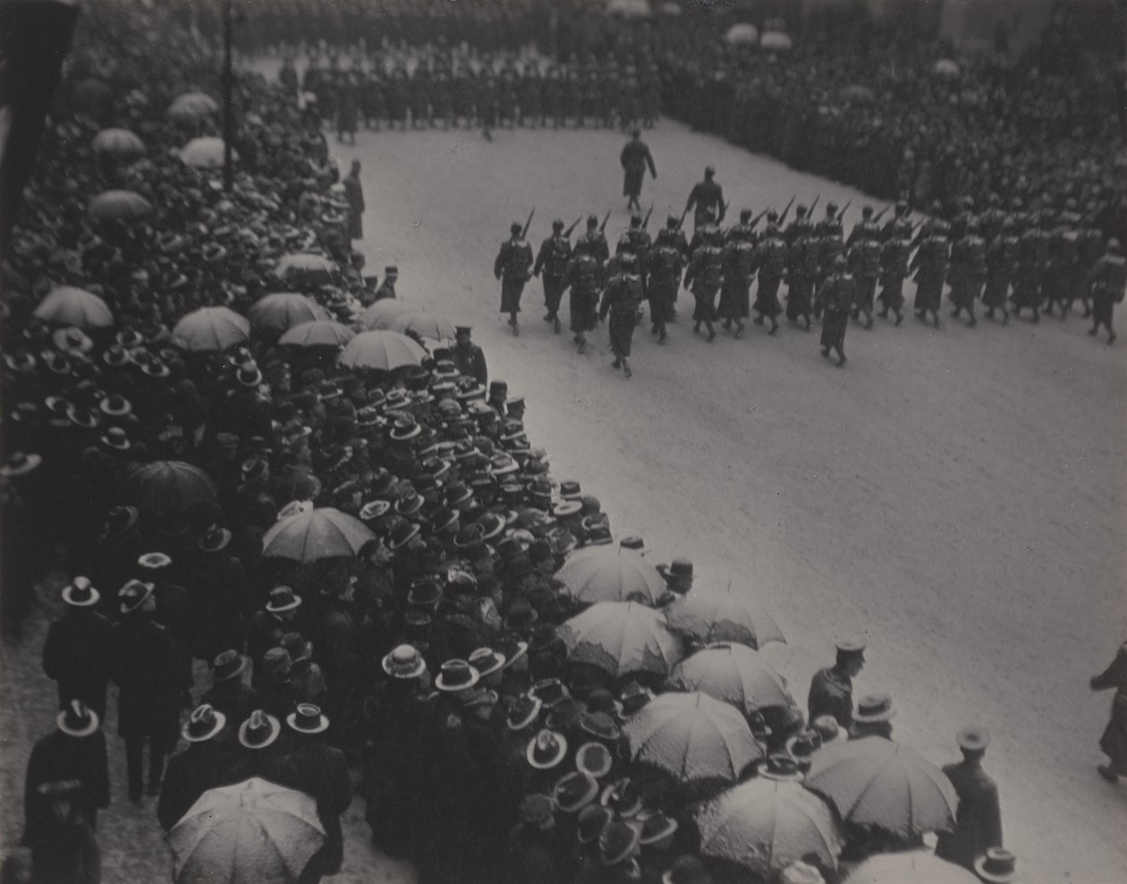 Militärparad, New York av Alfred Stieglitz