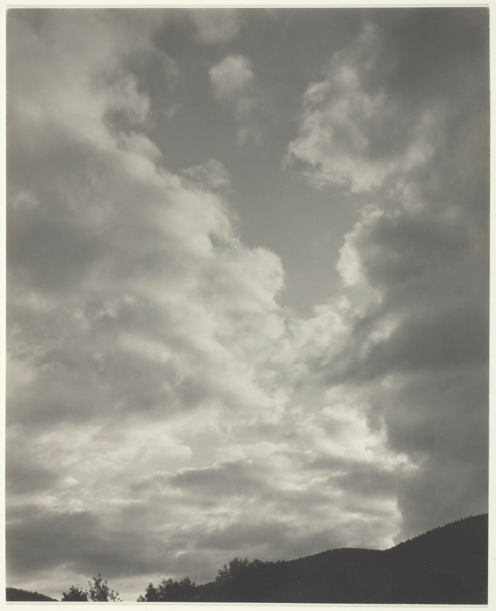 Musik - En sekvens av tio molnfotografier, nr II, 1922. av Alfred Stieglitz