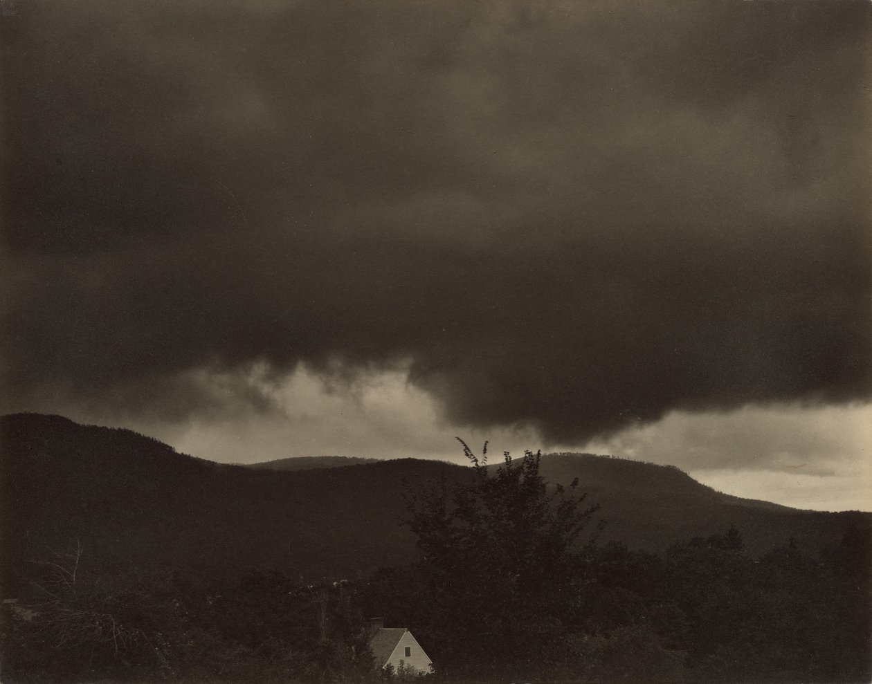 [Musik: En serie med tio molnfotografier, nr 1] av Alfred Stieglitz