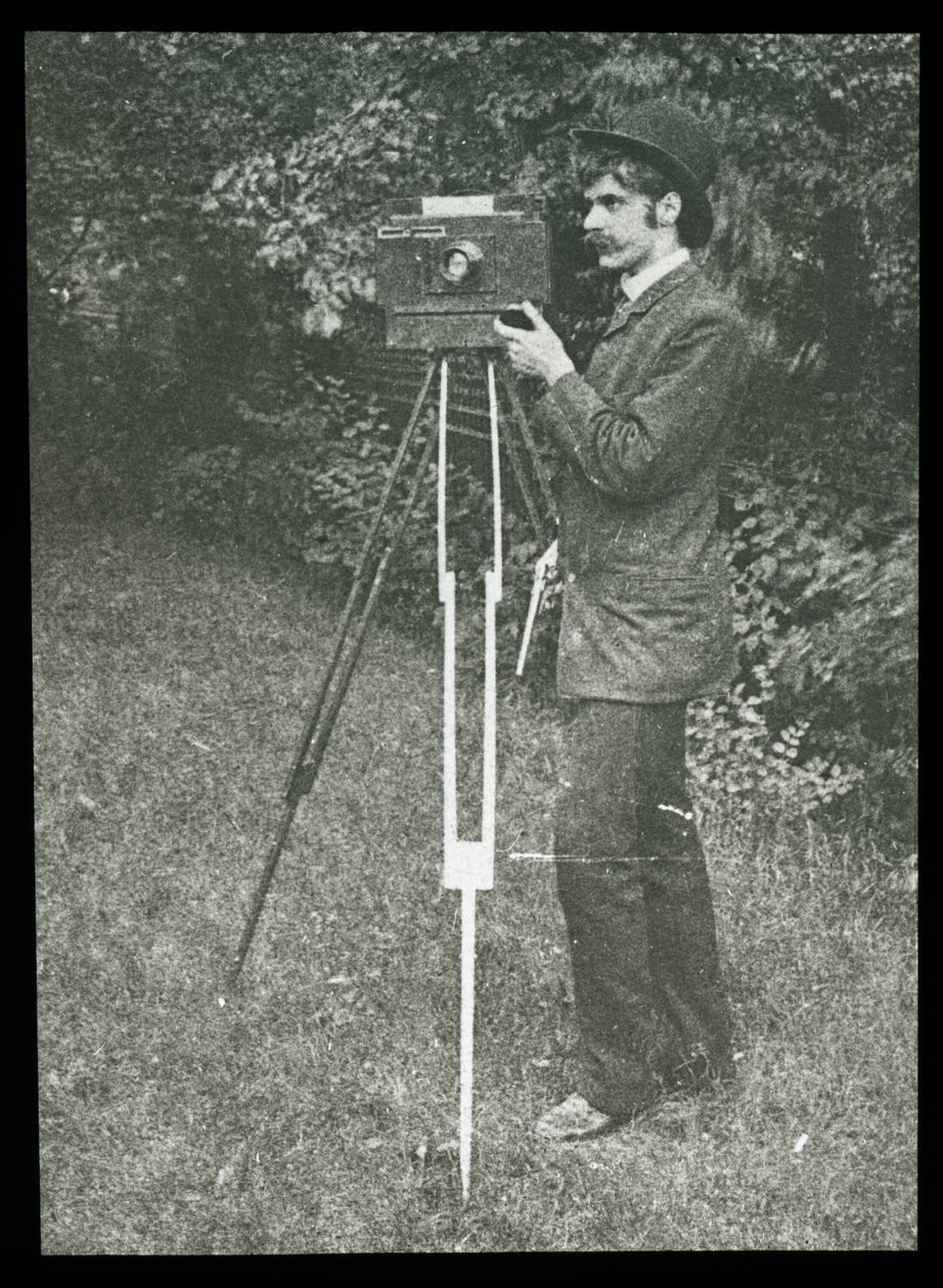Självporträtt med kamera, stativ och pistol av Alfred Stieglitz