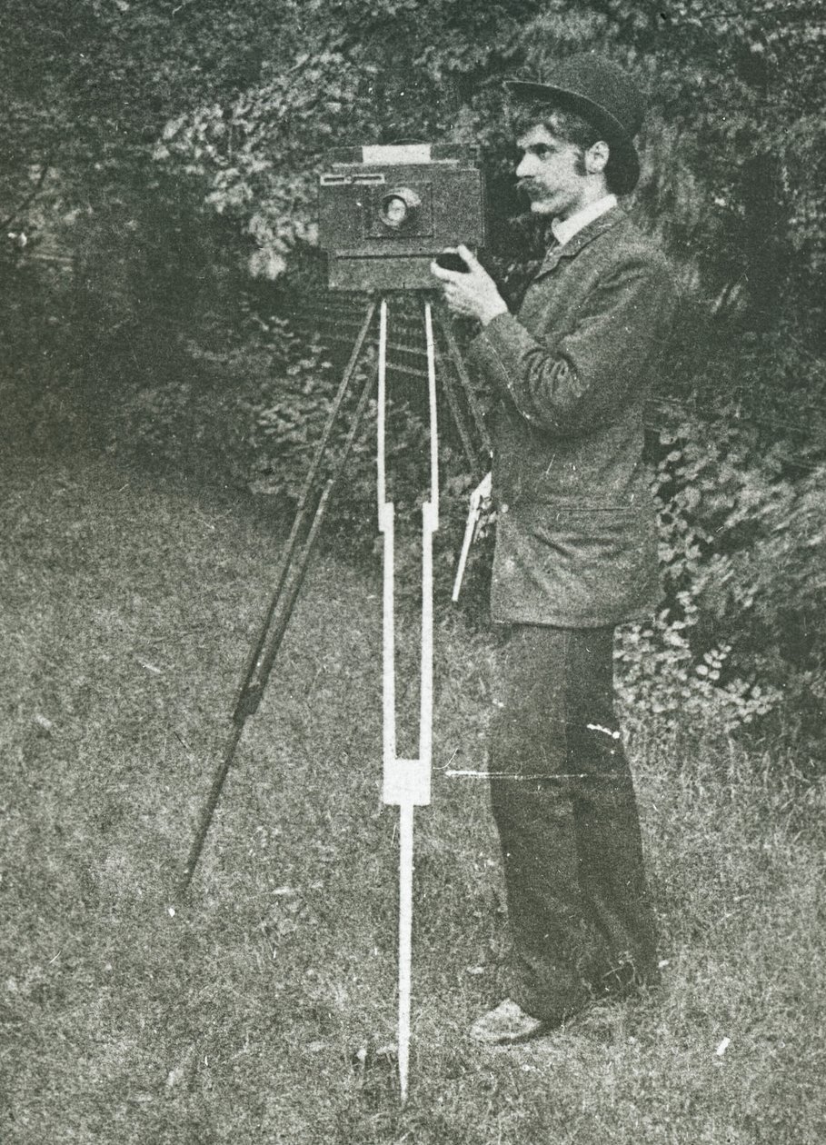 Självporträtt med kamera, stativ och pistol, 1886. av Alfred Stieglitz