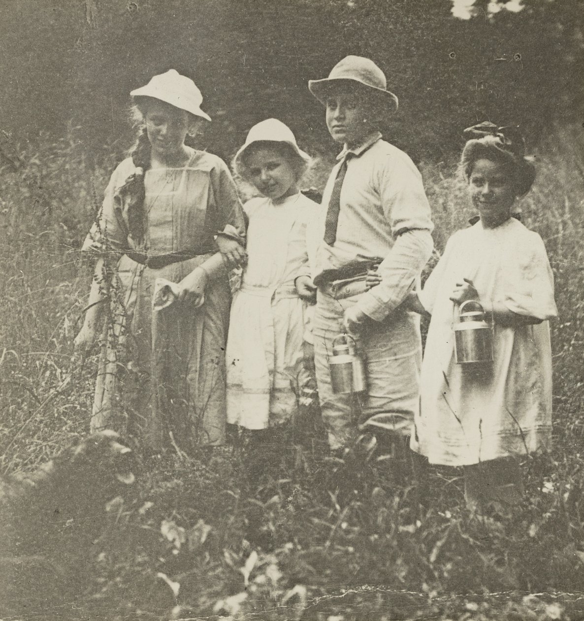 Utan titel (Flora, Elizabeth, Howard & Kitty i Lake George-fältet) av Alfred Stieglitz