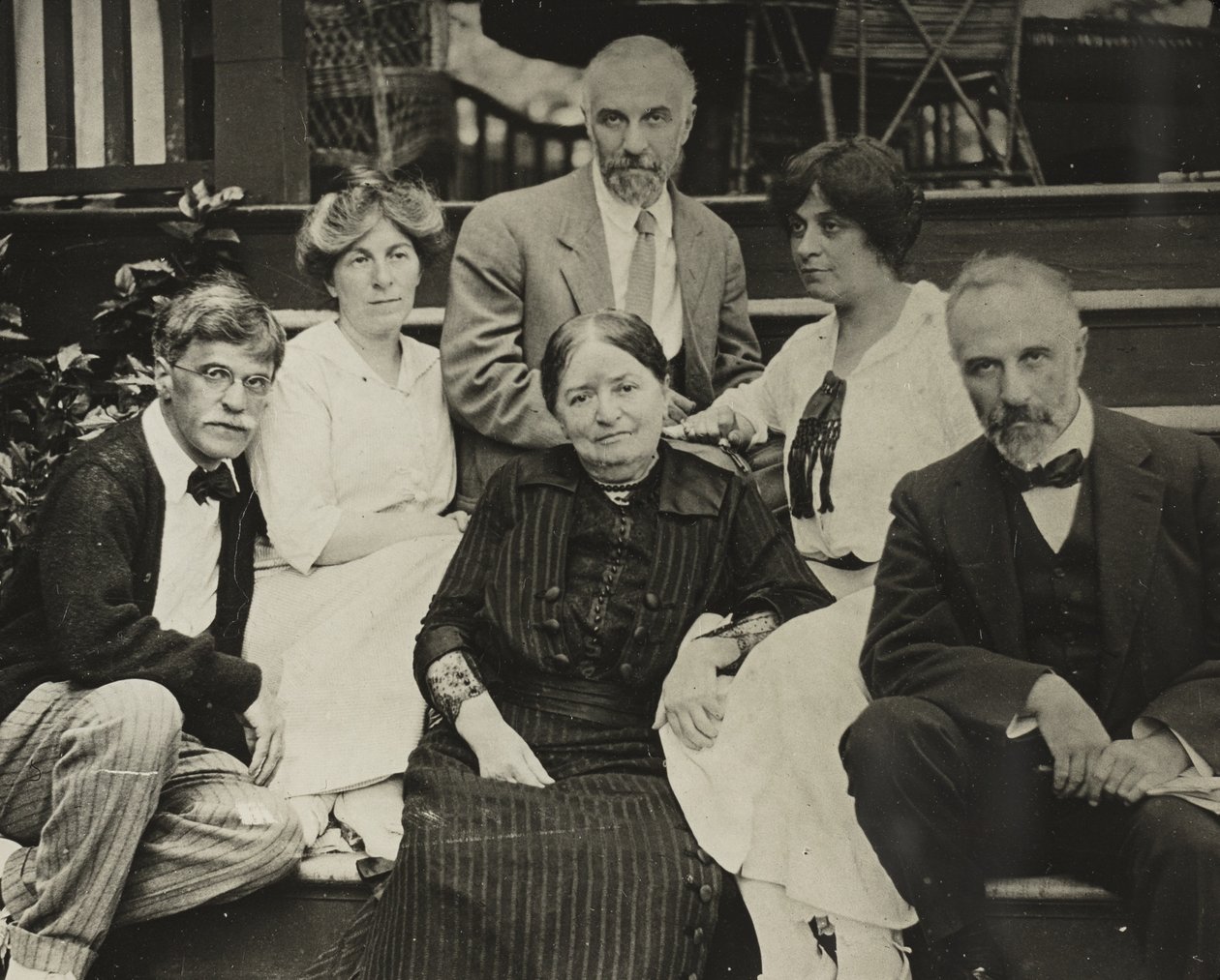 Utan titel (Stieglitz, Agnes, mamma Hedwig, Julius, Selma och Lee på Oaklawns steg) av Alfred Stieglitz