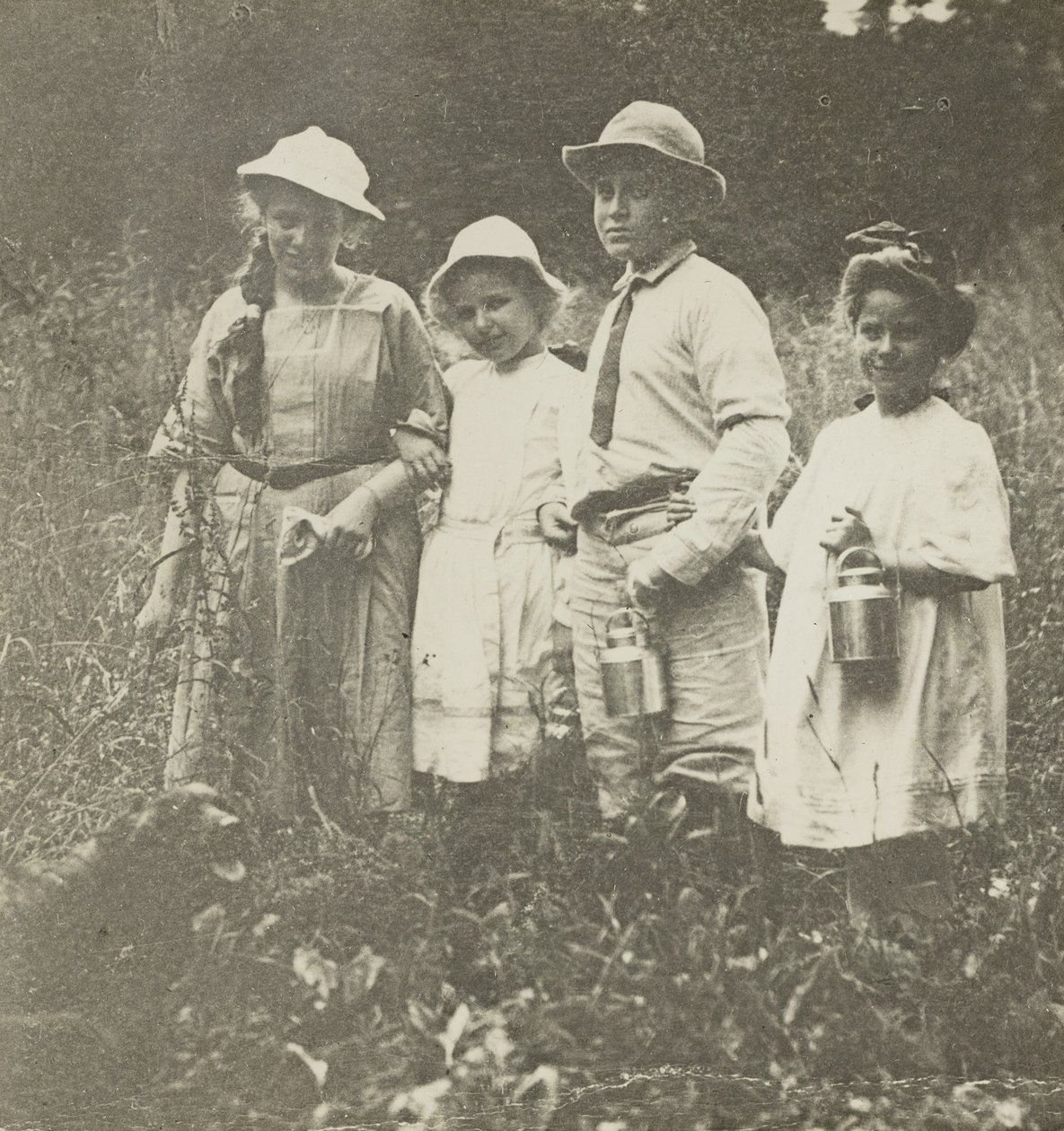 Namnlös Flora, Elizabeth, Howard & Kitty i Lake George-fältet, 190305. av Alfred Stieglitz