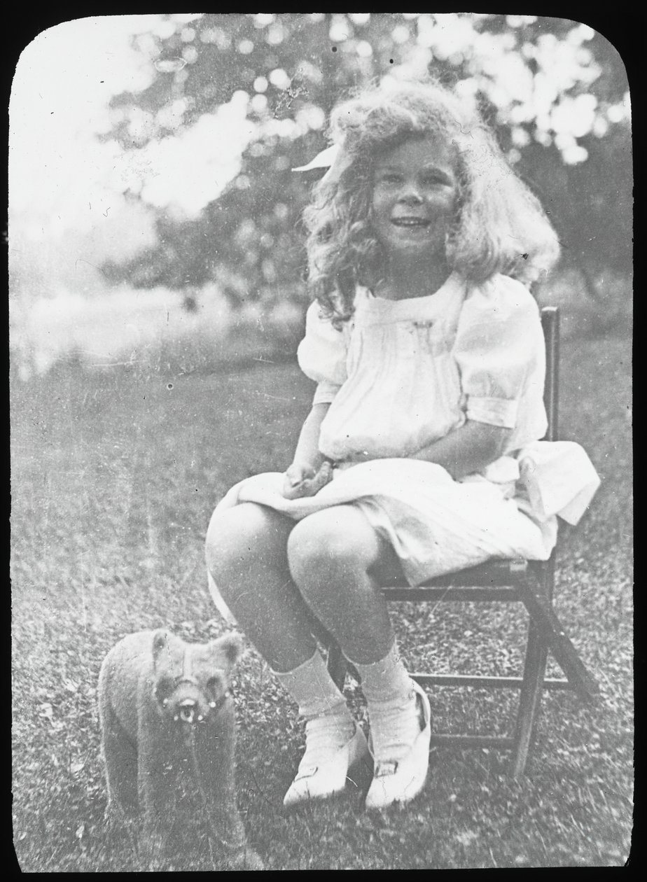 Utan titel Georgia E. med nallebjörn, ca. 1916. av Alfred Stieglitz