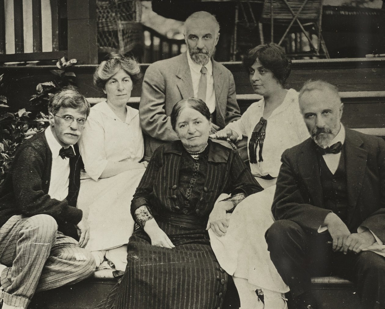 Utan titel Stieglitz, Agnes, mamma Hedwig, Julius, Selma och Lee på Oaklawns trappor, 1910 eller 1912. av Alfred Stieglitz
