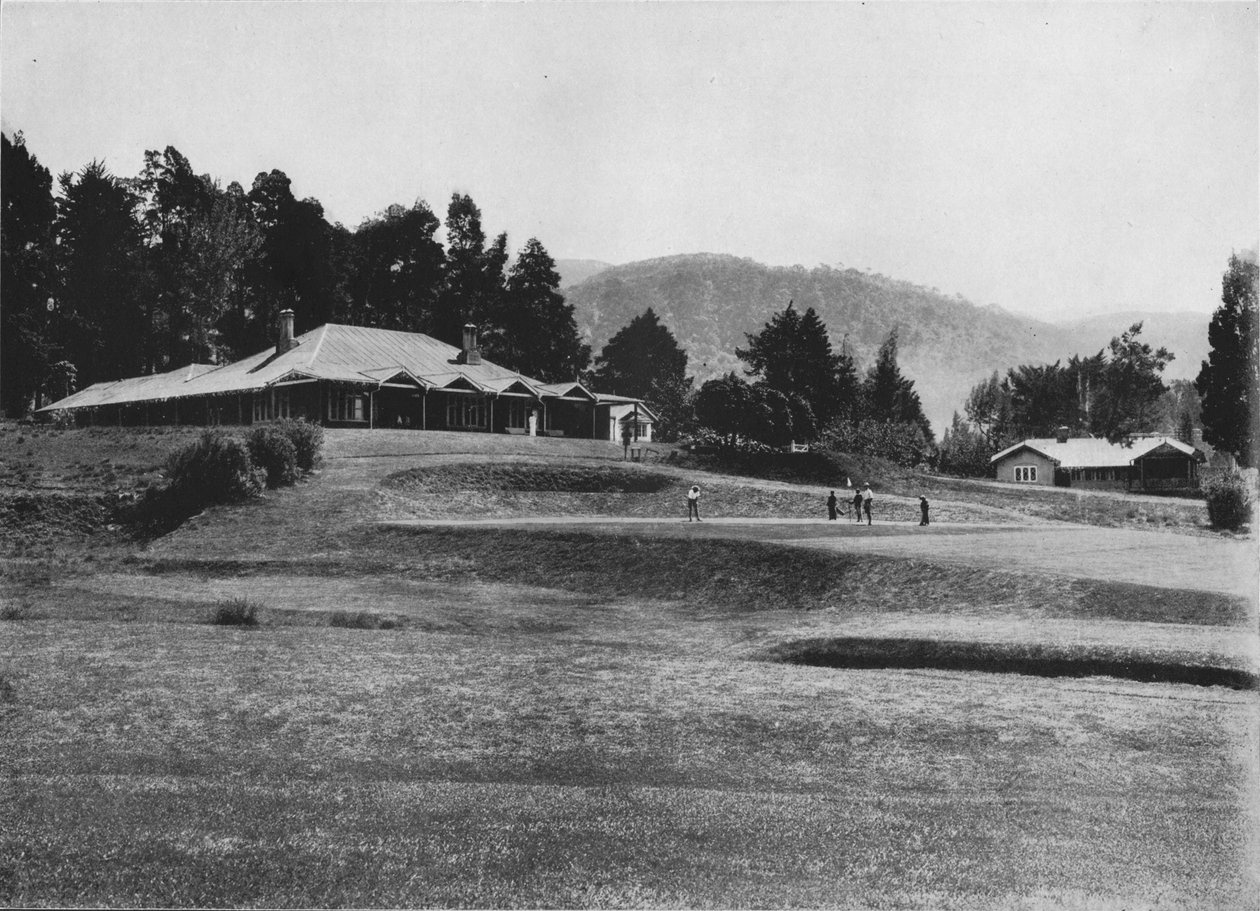 18:e hålet och klubbhuset, golflänkar, Nuwara Eliya, höjd 6 200 fot, c1890, 1910 av Alfred William Amandus Plate