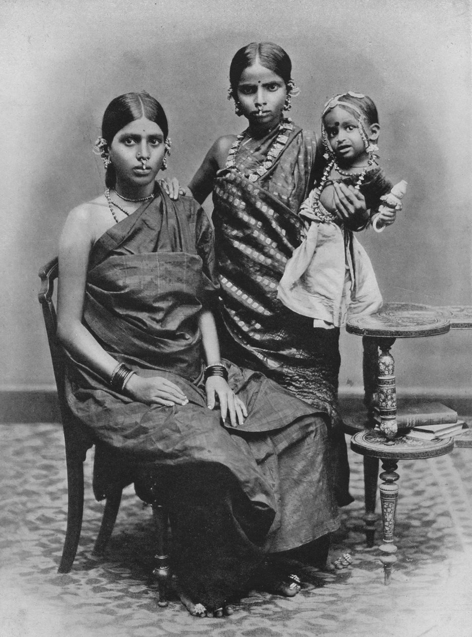 Tamilska damer med prydnadsföremål för långt och tå, c1890, 1910 av Alfred William Amandus Plate