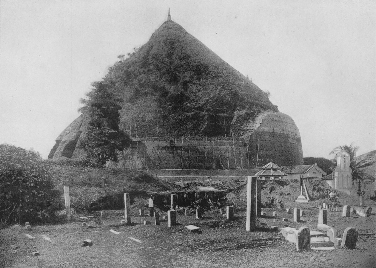 De förstörda städerna i Anuradhapura. Ruanwella Dagoba, Elephant Platform, c1890, 1910 av Alfred William Amandus Plate