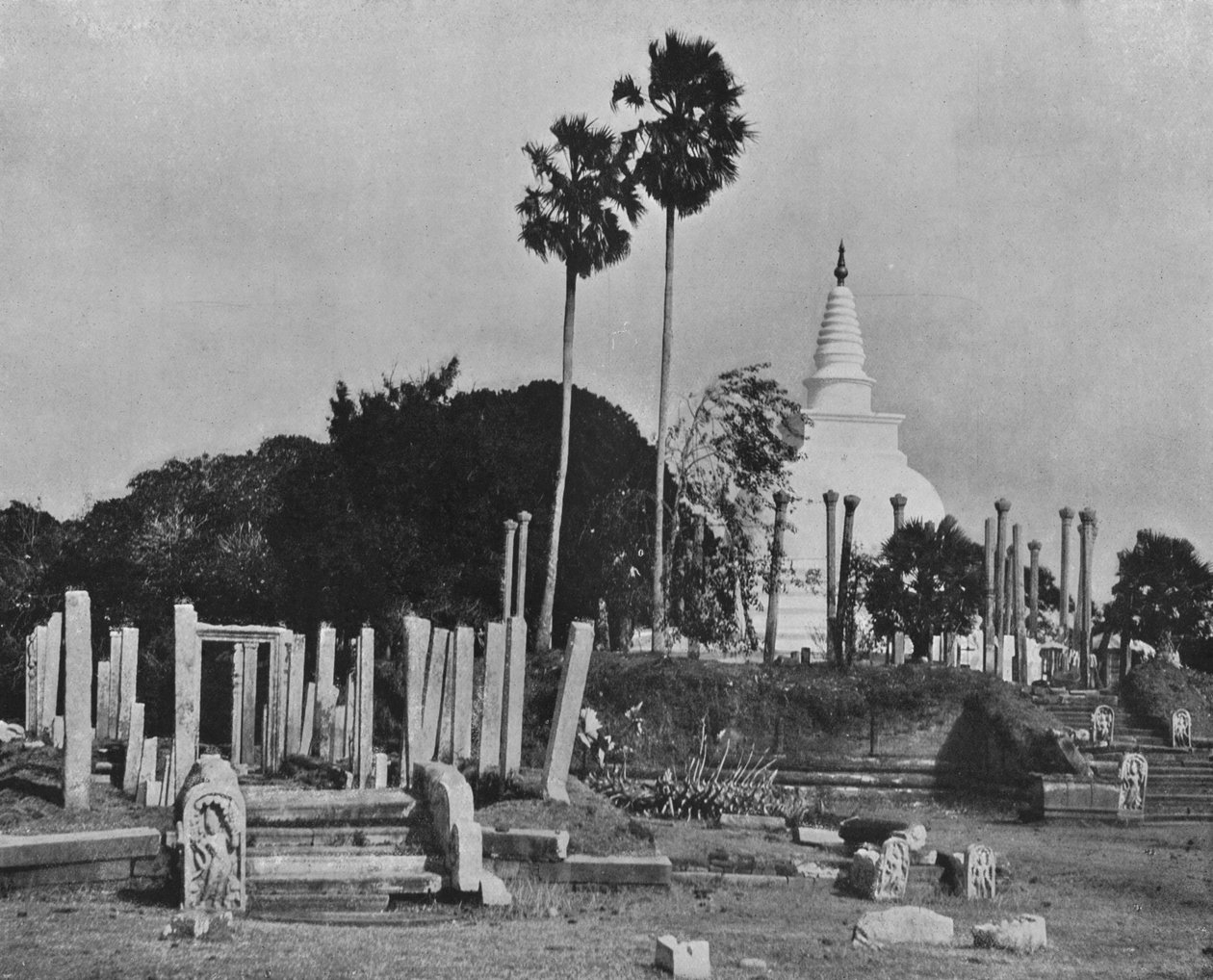 De förstörda städerna i Anuradhapura. Thuparama Dagoba, c1890, 1910 av Alfred William Amandus Plate