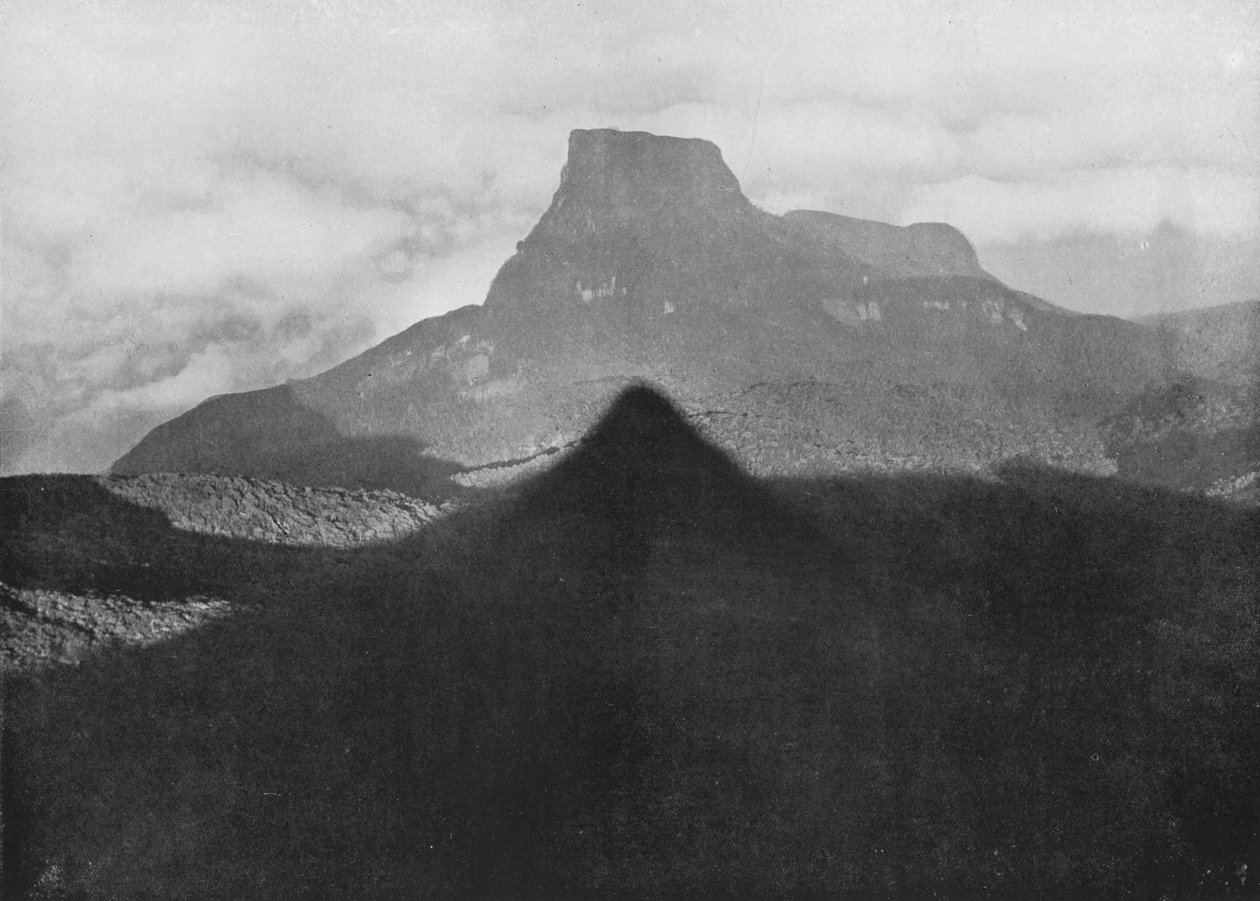 The Shadow of Adams Peak och Bible Rock. Taget från toppen vid soluppgången, c1890, 1910 av Alfred William Amandus Plate