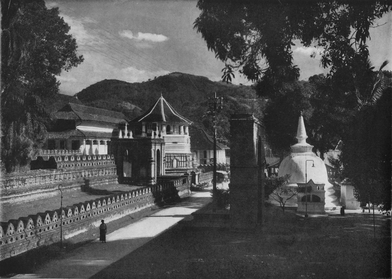 Den heliga tandens och Dagobas tempel, Kandy, Ceylon, c1890, 1910 av Alfred William Amandus Plate