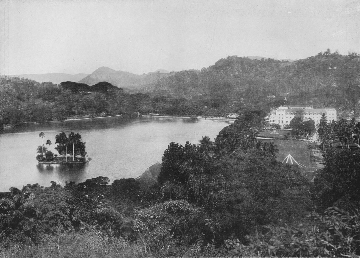 Utsikt över Kandy Lake från Lady Hortons Drive, Kandy, c1890, 1910 av Alfred William Amandus Plate