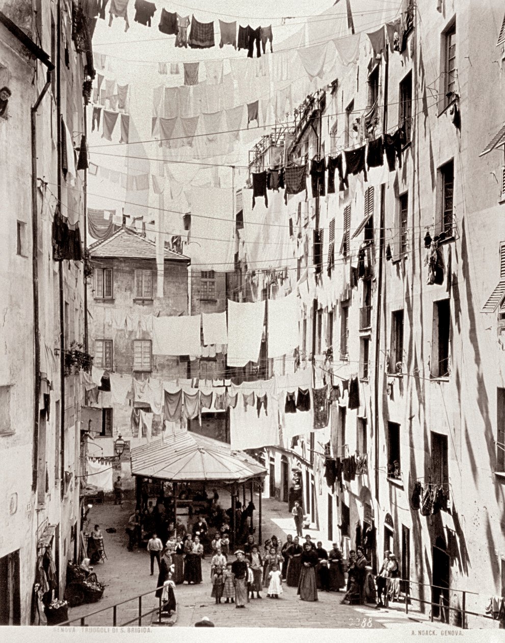 Utsikt över den lilla Piazza dei Tuogoli di Santa Brigida, ca 1895 av Alfredo Noack